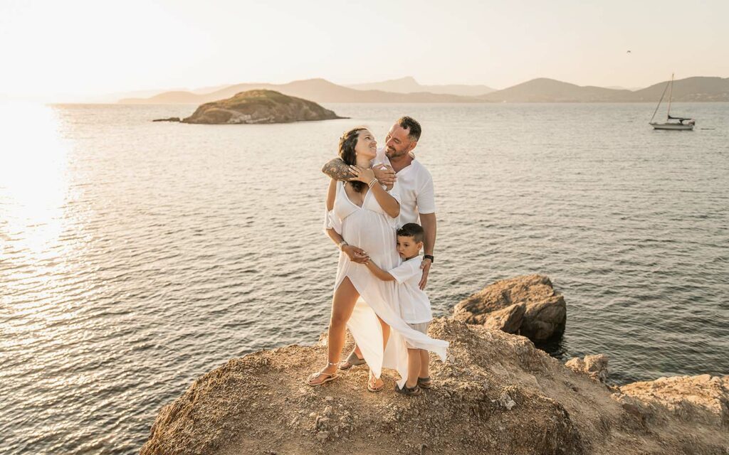 seance-photo-grossesse-famille-falaise-vue-mer-golden-hour